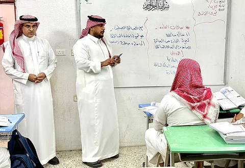 مدير عام تعليم الطائف يزور مدرسة البيهقي الثانوية للاطلاع على سير العملية التعليمية