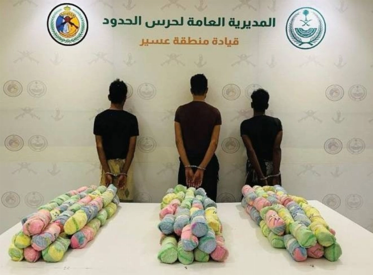 عسير: القبض على 3 مخالفين لتهريب 66 كيلوجراماً من القات عسير: القبض على 3 مخالفين لتهريب 66 كيلوجراماً من القات