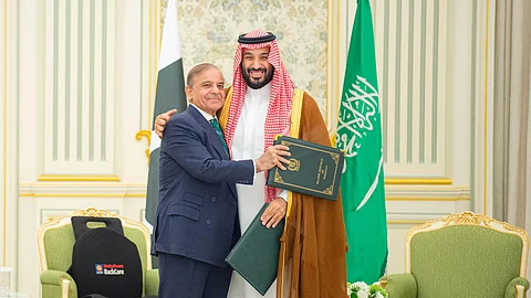 في قصر اليمامة.. ولي العهد ورئيس وزراء باكستان يجريان مباحثات ويوقعان اتفاقية دفاع استراتيجي في قصر اليمامة.. ولي العهد ورئيس وزراء باكستان يجريان مباحثات ويوقعان اتفاقية دفاع استراتيجي