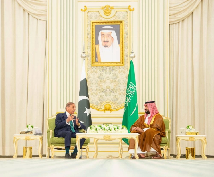 ولي العهد ورئيس الوزراء الباكستاني يعقدان مباحثات ويوقعان اتفاقية دفاع استراتيجي ولي العهد ورئيس الوزراء الباكستاني يعقدان مباحثات ويوقعان اتفاقية دفاع استراتيجي