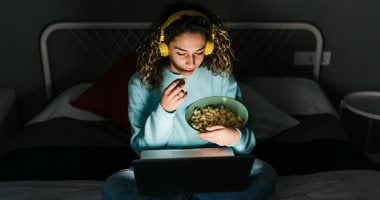 إذا شعرت بالجوع أكثر في الخريف.. 5 طرق للتوقف عن تناول الطعام ليلاً 
