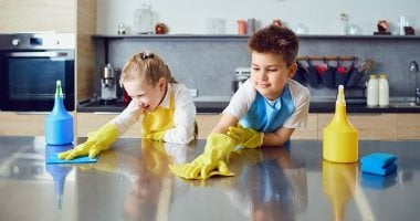 ما هي الأعمال المنزلية المناسبة لطفلك حسب سنه، ساعديه في تعلم المسئولية 