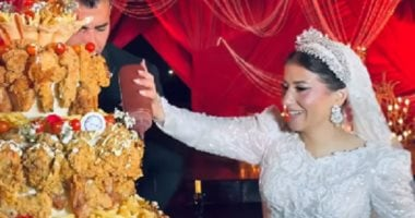 أحدث صيحات حفلات الزفاف بعد تورتة الفرايد تشيكن في فرح ابنة هبة قطب 