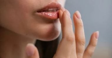 وصفات طبيعية لتقشير الشفاه وترطيبها بمكونات بسيطة متوفرة في مطبخك 