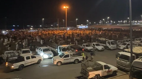 شريطية من عمال وسائقين ورُعاة يحوّلون أسواق المواشي ليلاً بغرض البيع والشراء في القنفذة شريطية من عمال وسائقين ورُعاة يحوّلون أسواق المواشي ليلاً بغرض البيع والشراء في القنفذة