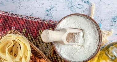 9 استخدامات لنشا الذرة خارج نطاق الطبخ: أبرزها إزالة البقع وتلميع الخشب 