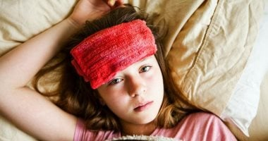 لماذا تحدث نوبات السخونة عند الأطفال مع تغير الطقس، وما هي طرق العلاج؟