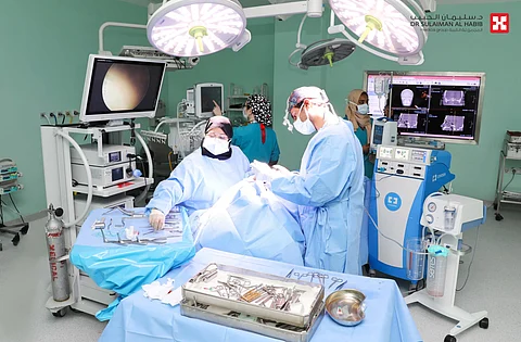 مستشفى الدكتور سليمان الحبيب بالقصيم يستأصل ورمًا نادرًا متمدّدًا من الجيوب الأنفية إلى قاع الجمجمة مستشفى الدكتور سليمان الحبيب بالقصيم يستأصل ورمًا نادرًا متمدّدًا من الجيوب الأنفية إلى قاع الجمجمة