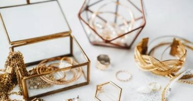 5 طرق سهلة لتنظيف وتلميع الإكسسوارات الذهبية بدون خدش  5 طرق سهلة لتنظيف وتلميع الإكسسوارات الذهبية بدون خدش