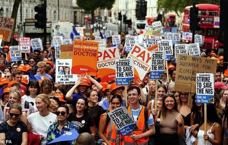 إضراب الأطباء المقيمين يهدد بتعطيل عمل مستشفيات بريطانيا لمدة 5 أيام إضراب الأطباء المقيمين يهدد بتعطيل عمل مستشفيات بريطانيا لمدة 5 أيام