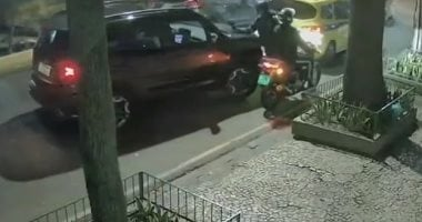 برازيلية تحاصر لصين بسيارتها عقب محاولتهما سرقتها.. فيديو وصور  برازيلية تحاصر لصين بسيارتها عقب محاولتهما سرقتها.. فيديو وصور