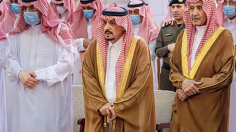 أمير الرياض يؤدي صلاة الجنازة على الأميرة هيفاء بنت تركي بن محمد بن سعود الكبير آل سعود أمير الرياض يؤدي صلاة الجنازة على الأميرة هيفاء بنت تركي بن محمد بن سعود الكبير آل سعود