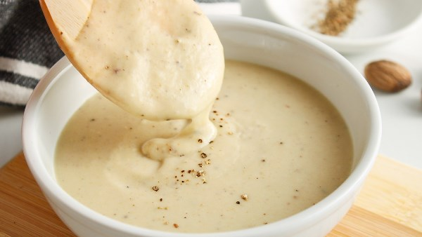 خطوات متتابعة لإعداد صلصة البشاميل