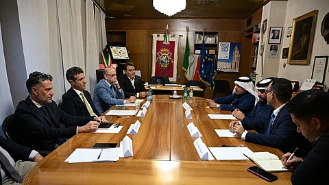 الهاجري يترأس مبادرات لإقامة شراكات وجذب استثمارات استراتيجية في أوروبا لتعزيز التعاون في القطاعات الواعدة بمستقبل المملكة الهاجري يترأس مبادرات لإقامة شراكات وجذب استثمارات استراتيجية في أوروبا لتعزيز التعاون في القطاعات الواعدة بمستقبل المملكة