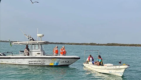 حرس الحدود ينقذ مواطنَين تعطلت وسيلتهما البحرية في عرض البحر بجدة حرس الحدود ينقذ مواطنَين تعطلت وسيلتهما البحرية في عرض البحر بجدة